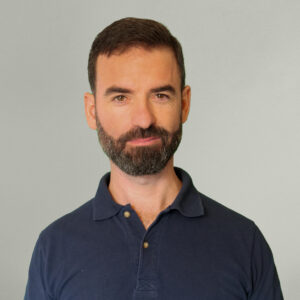 Je ne sais pas qui est sur cette image, mais leur professionnalisme reflète l'expertise en soins personnalisés de l'institut.