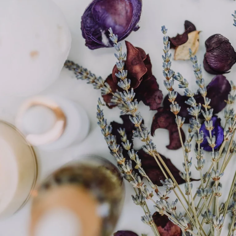 Mélange apaisant de lavande et pétales, illustrant le bien-être à l'institut de beauté d'Alfortville, France.